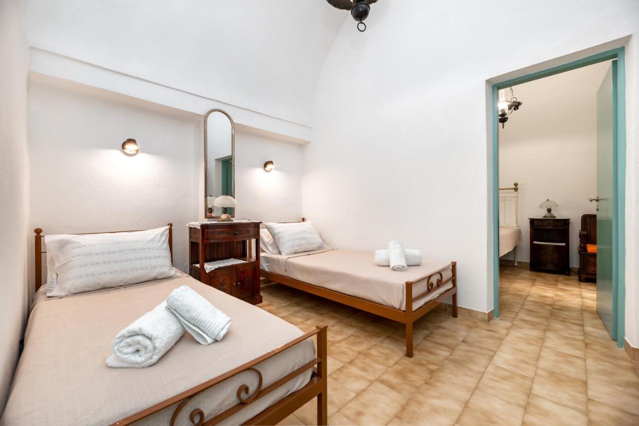 Authentic Santorinian Home Experience Fira  Luaran gambar