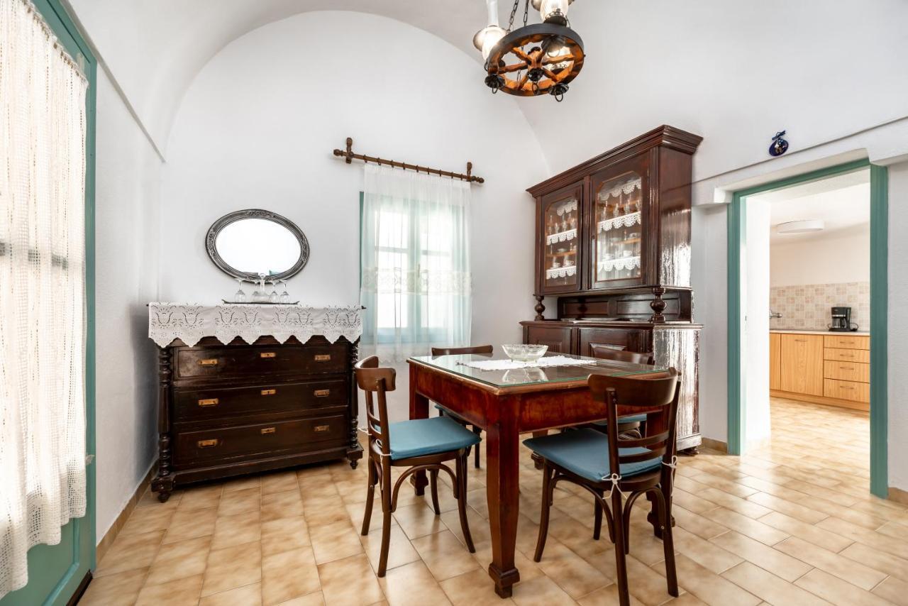 Authentic Santorinian Home Experience Fira  Luaran gambar