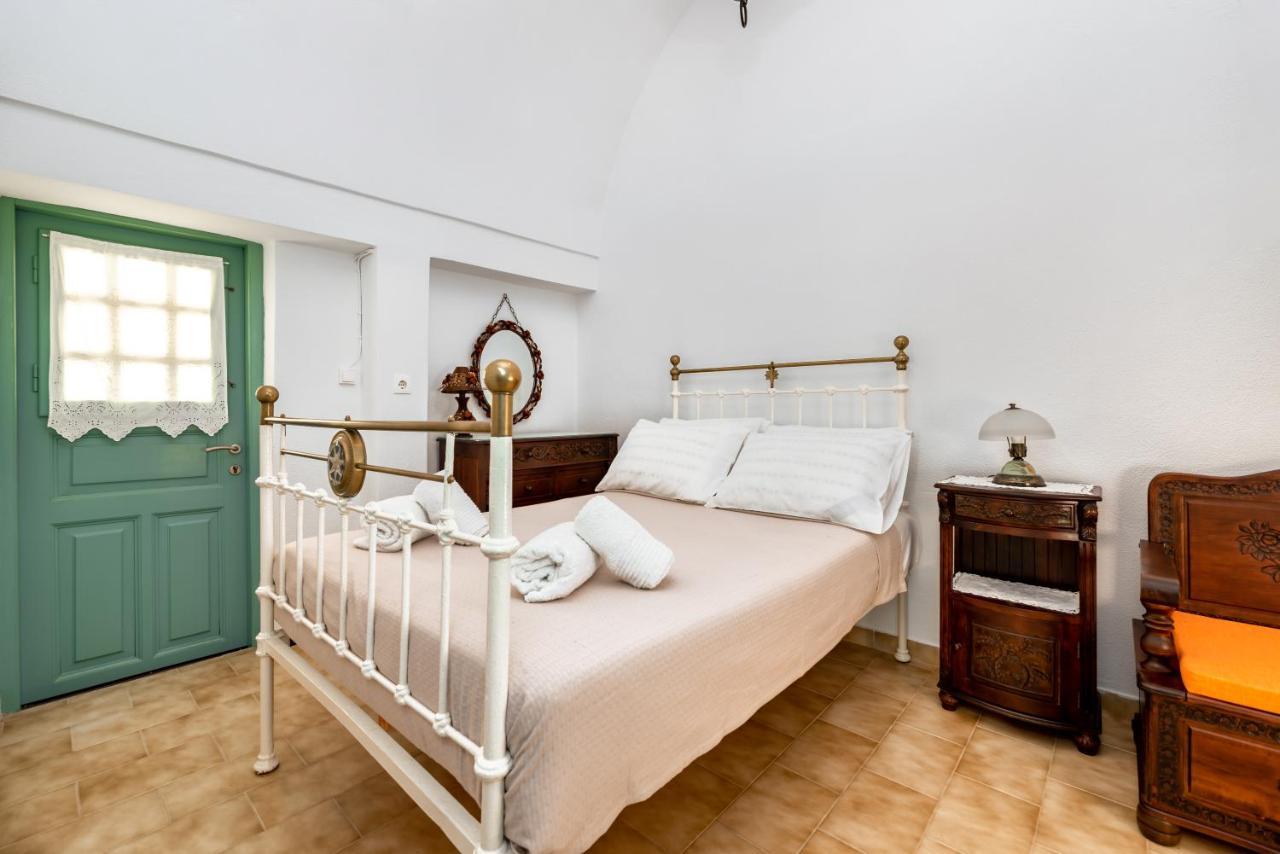 Authentic Santorinian Home Experience Fira  Luaran gambar