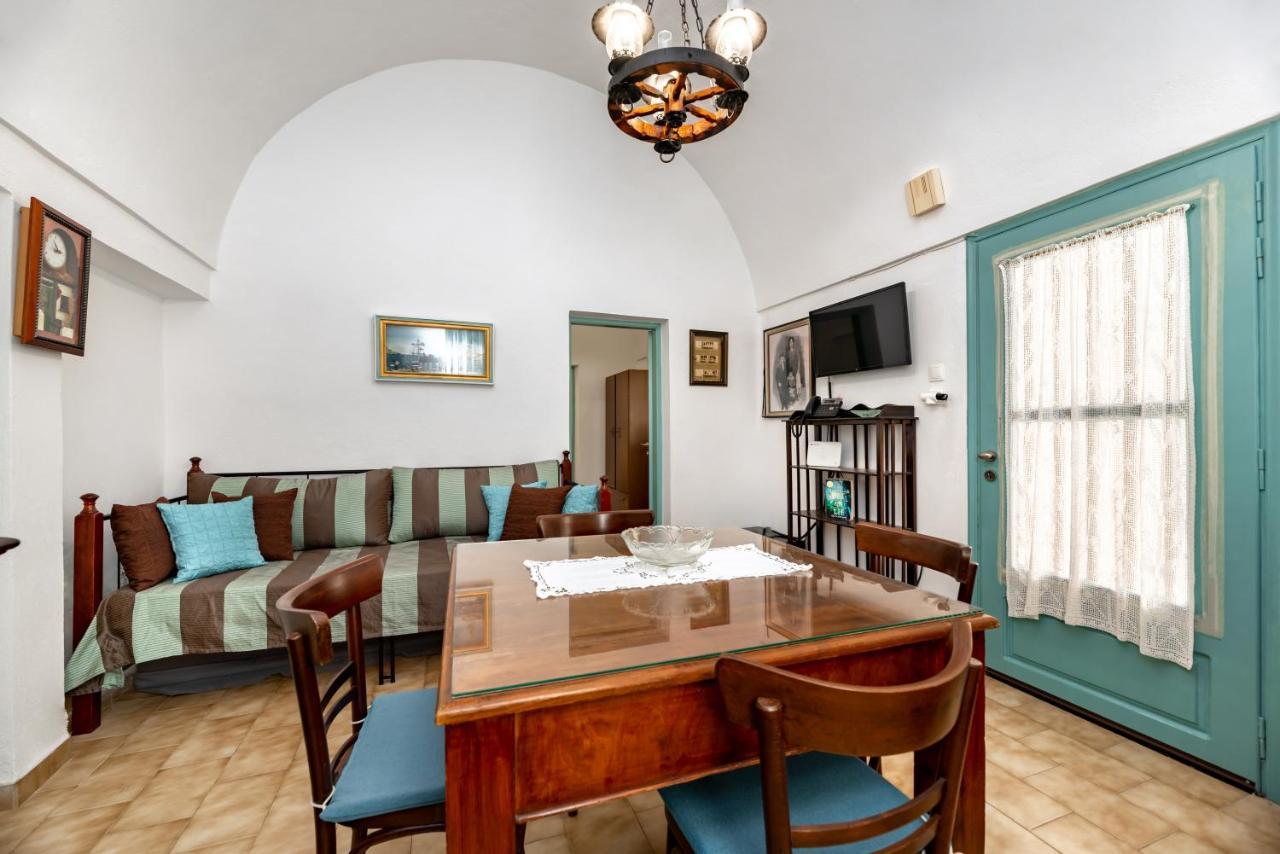 Authentic Santorinian Home Experience Fira  Luaran gambar