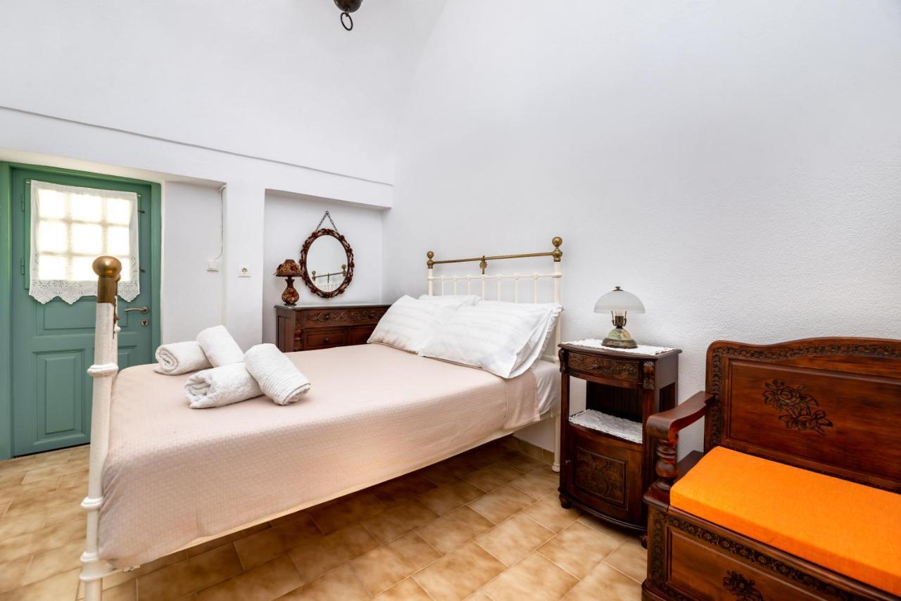 Authentic Santorinian Home Experience Fira  Luaran gambar