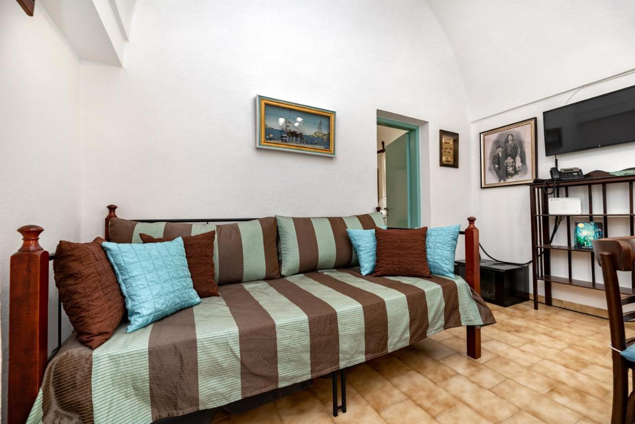 Authentic Santorinian Home Experience Fira  Luaran gambar
